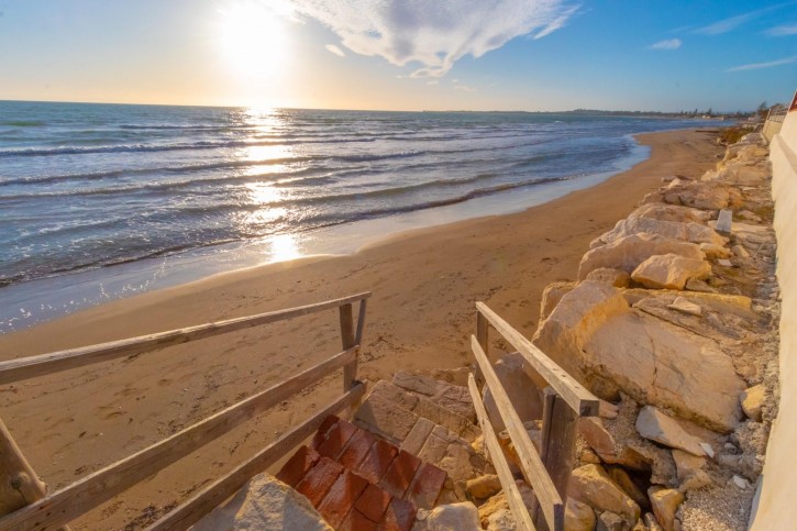 Půvabná vila v nádherné poloze přímo na pláži, Sicílie