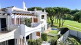 Vila s  pozemkem pro další výstavbu u golfu na prodej, Vale do Lobo, Algarve.