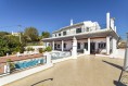 Okouzlující, prostorná vila s bazénem, výhledem na moře a hory na prodej, Loulé, Algarve