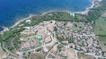 Středomořská vila s bazénem v Baia Sant'Anna
