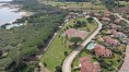 Středomořská vila s bazénem v Baia Sant'Anna