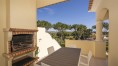 Elegantní řadová vila s bazénem v soukromém kondominiu na prodej, Vilamoura, Algarve
