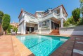 Moderní vila s bazénem 500m od pláže na prodej, Luz, Algarve
