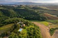 Statek s přístavbou a 2 bazény na prodej v Toskánsku