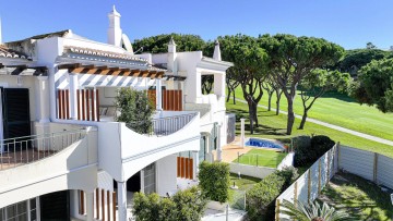 Vila s  pozemkem pro další výstavbu u golfu na prodej, Vale do Lobo, Algarve.