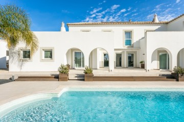 Elegantní, prosluněná vila s bazénem a zahradou na prodej, Portimão, Algarve