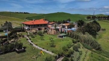 Venkovská usedlost s 5 byty a bazénem na prodej, Montecatini Val di Cecina