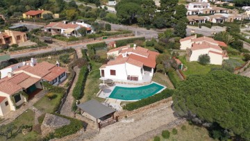 Středomořská vila s bazénem v Baia Sant'Anna