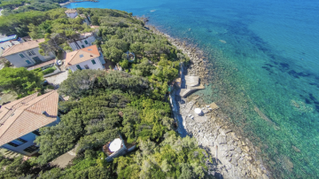 Šarmantní vila pár kroků od moře na prodej v Toskánsku