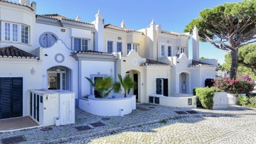 Krásná řadová vila u golfového hřiště na prodej, Vale do Lobo, Algarve