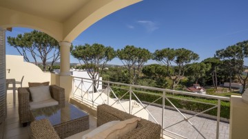 Elegantní řadová vila s bazénem v soukromém kondominiu na prodej, Vilamoura, Algarve