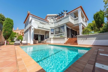 Moderní vila s bazénem 500m od pláže na prodej, Luz, Algarve