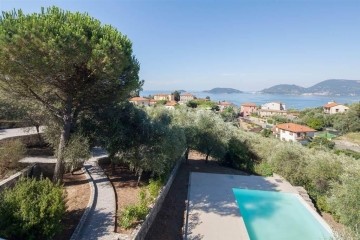 Nový apartmán s výhledem na moře a bazénem na prodej, Lerici