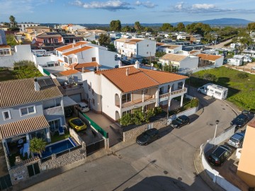 Prostorná vila v malebné vesničce Espiche na prodej, Algarve