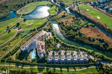 Vily a apartmány ve špičkovém areálu s bazény, nedaleko pláže, na prodej, Vilamoura, Algarve