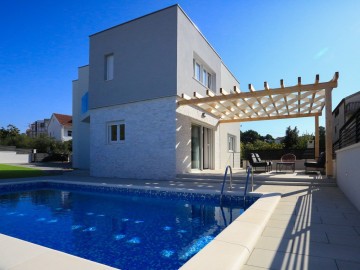 Moderní vila s bazénem v Brodarici