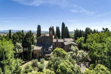 Statek s kostelní věží v Torrita di Siena ve Val d'Orcia