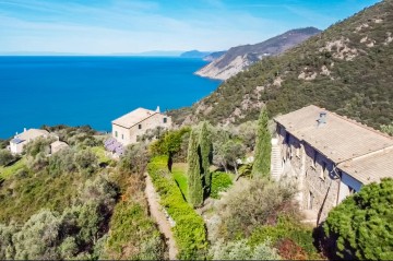 Luxusní statek s výhledem na moře na prodej, Liguria