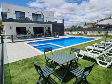 Moderní vila s bazénem a zahradou v ideální poloze, Almancil, Algarve