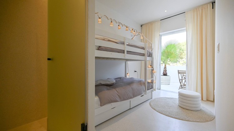 Vila s  pozemkem pro další výstavbu u golfu na prodej, Vale do Lobo, Algarve.