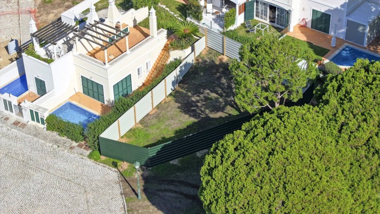 Vila s  pozemkem pro další výstavbu u golfu na prodej, Vale do Lobo, Algarve.
