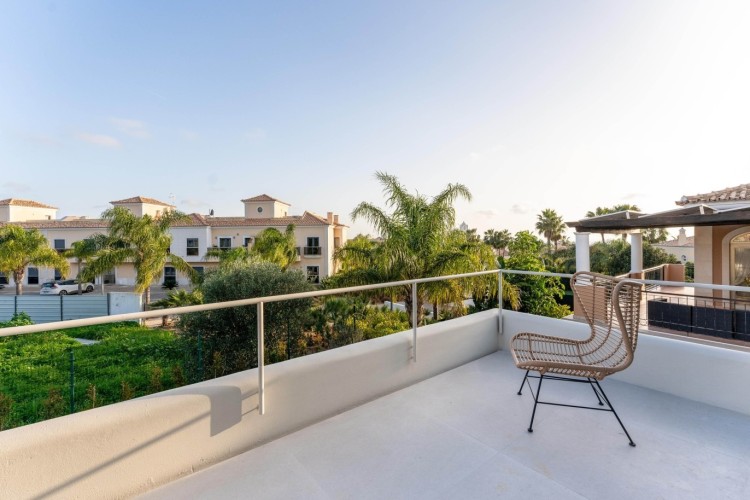 Fantastická moderní vila na prodej s bazénem a krásným výhledem, Santa Bárbara de Nexe, Algarve