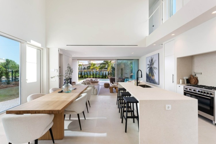 Fantastická moderní vila na prodej s bazénem a krásným výhledem, Santa Bárbara de Nexe, Algarve
