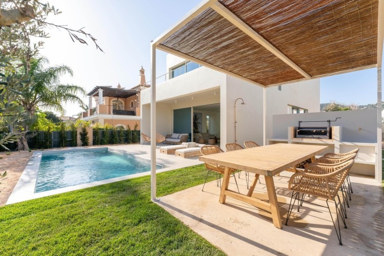 Fantastická moderní vila na prodej s bazénem a krásným výhledem, Santa Bárbara de Nexe, Algarve