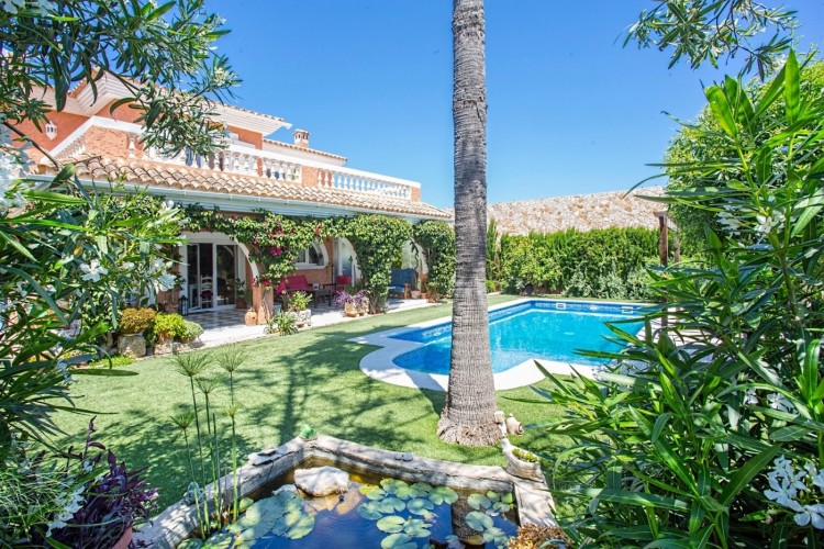 Luxusní rodinná vila s bazénem v El Toro