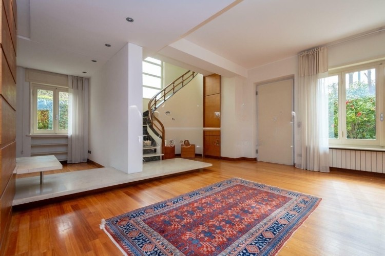 Luxusní vila 800 metrů od moře ve Viareggiu na prodej