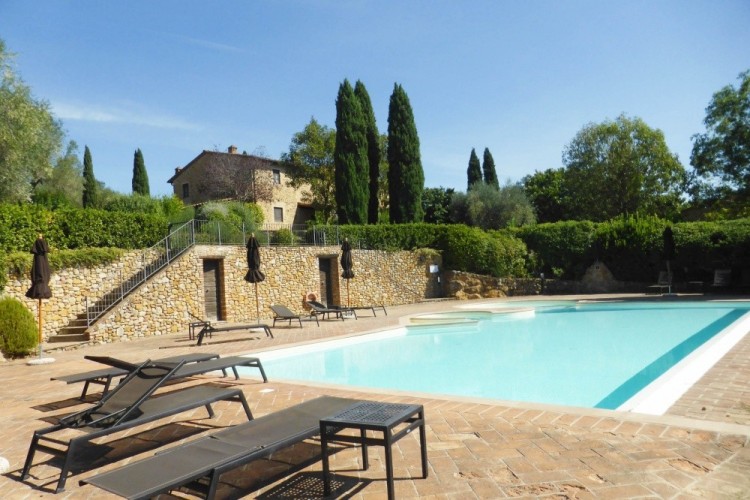 Část kamenného domu s bazénem v Castelfalfi