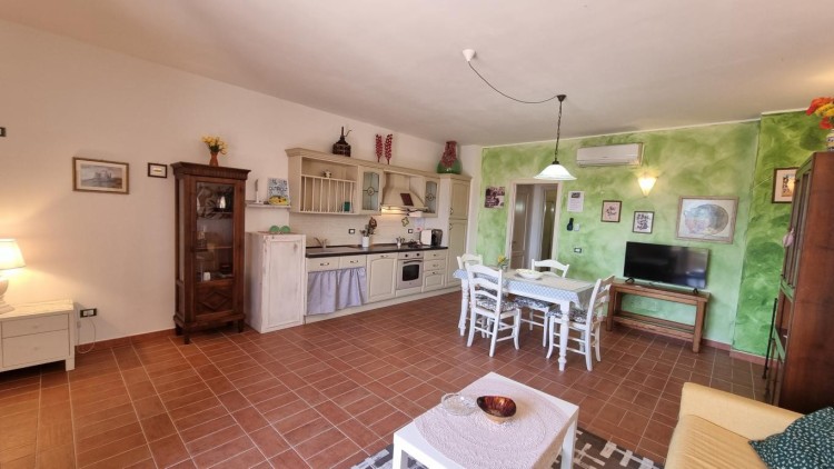 Venkovská usedlost s 5 byty a bazénem na prodej, Montecatini Val di Cecina