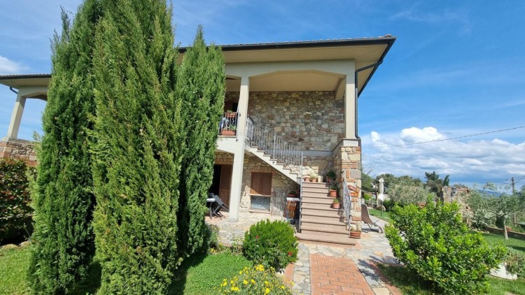 Venkovská usedlost s 5 byty a bazénem na prodej, Montecatini Val di Cecina