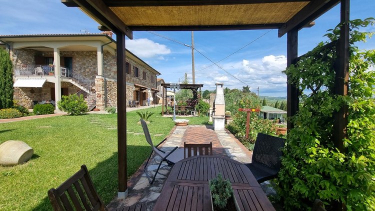 Venkovská usedlost s 5 byty a bazénem na prodej, Montecatini Val di Cecina