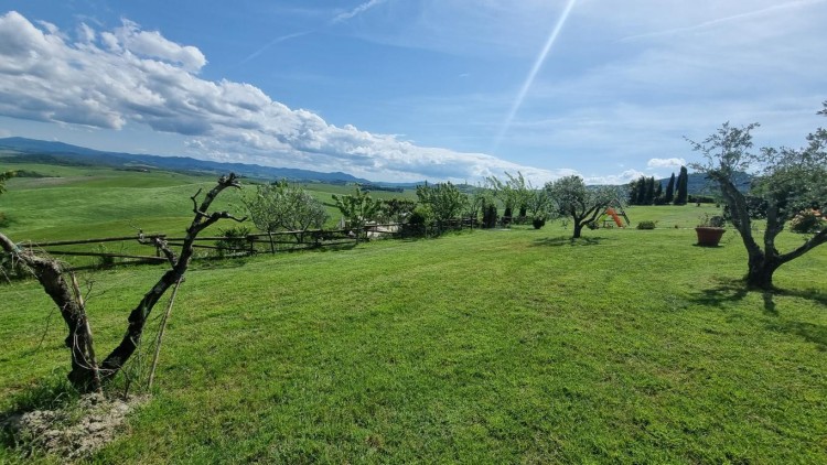 Venkovská usedlost s 5 byty a bazénem na prodej, Montecatini Val di Cecina