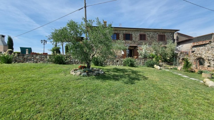 Venkovská usedlost s 5 byty a bazénem na prodej, Montecatini Val di Cecina