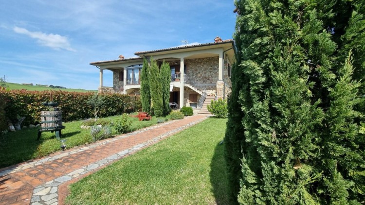 Venkovská usedlost s 5 byty a bazénem na prodej, Montecatini Val di Cecina