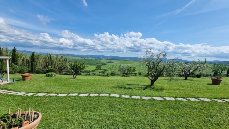 Venkovská usedlost s 5 byty a bazénem na prodej, Montecatini Val di Cecina