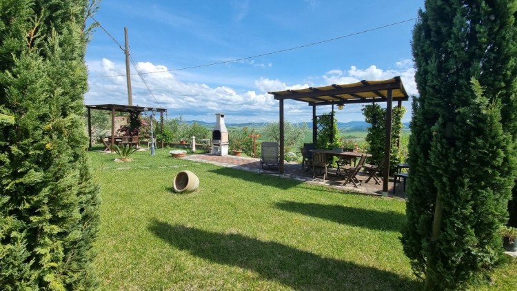 Venkovská usedlost s 5 byty a bazénem na prodej, Montecatini Val di Cecina