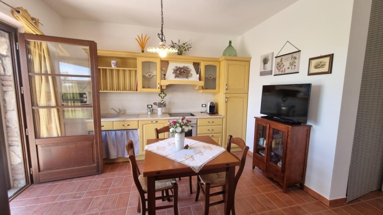 Venkovská usedlost s 5 byty a bazénem na prodej, Montecatini Val di Cecina