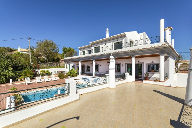 Okouzlující, prostorná vila s bazénem, výhledem na moře a hory na prodej, Loulé, Algarve