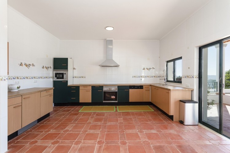 Okouzlující, prostorná vila s bazénem, výhledem na moře a hory na prodej, Loulé, Algarve