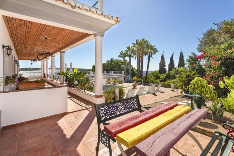 Okouzlující, prostorná vila s bazénem, výhledem na moře a hory na prodej, Loulé, Algarve