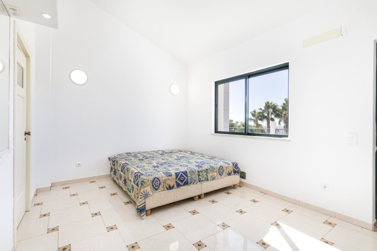 Okouzlující, prostorná vila s bazénem, výhledem na moře a hory na prodej, Loulé, Algarve