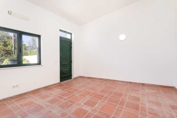 Okouzlující, prostorná vila s bazénem, výhledem na moře a hory na prodej, Loulé, Algarve