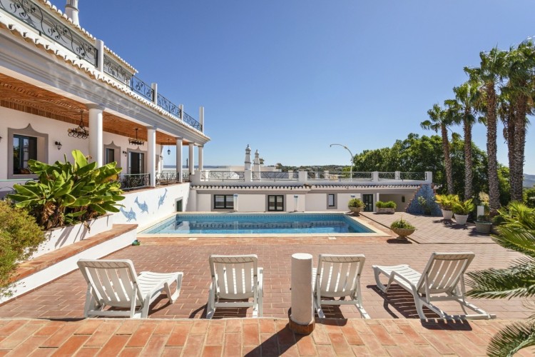 Okouzlující, prostorná vila s bazénem, výhledem na moře a hory na prodej, Loulé, Algarve