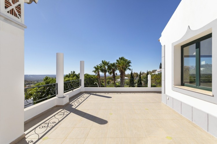 Okouzlující, prostorná vila s bazénem, výhledem na moře a hory na prodej, Loulé, Algarve