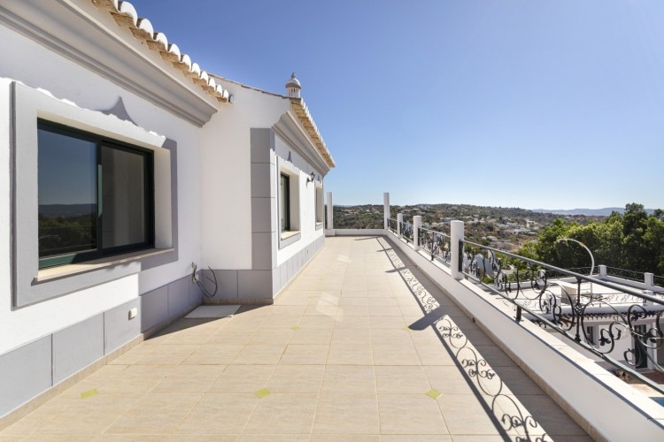 Okouzlující, prostorná vila s bazénem, výhledem na moře a hory na prodej, Loulé, Algarve