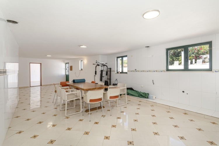 Okouzlující, prostorná vila s bazénem, výhledem na moře a hory na prodej, Loulé, Algarve