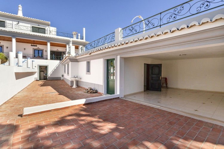 Okouzlující, prostorná vila s bazénem, výhledem na moře a hory na prodej, Loulé, Algarve